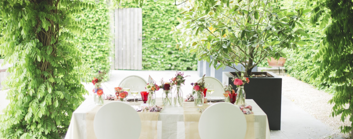 Mooi opgedekte tafel in tuin 