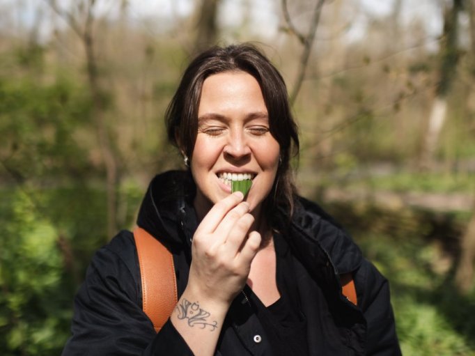 Vrouw eet daslook met ogen dicht in Buytenhout