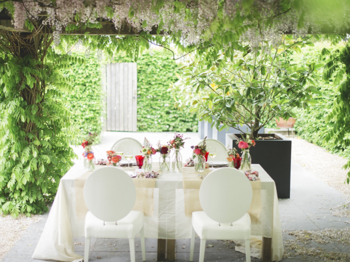 Mooi opgedekte tafel in tuin 